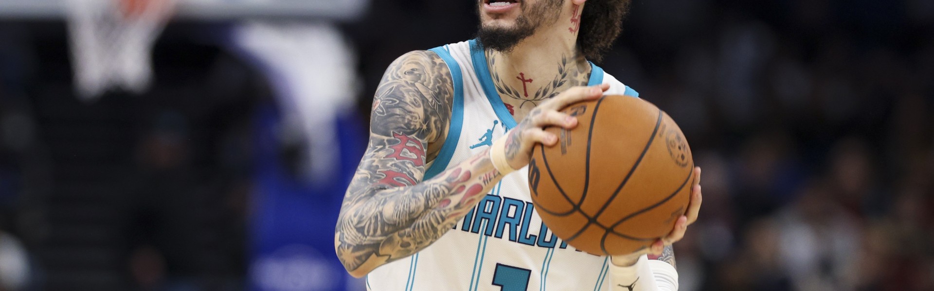 球王会在线娱乐-稳住别浪！三球半场12中7&amp;三分7中4砍20分5板3助 首节独揽13分