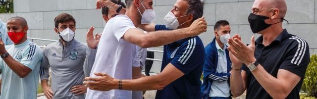 球王会官网-布斯克茨康复归队报到 西班牙队全员热烈欢迎